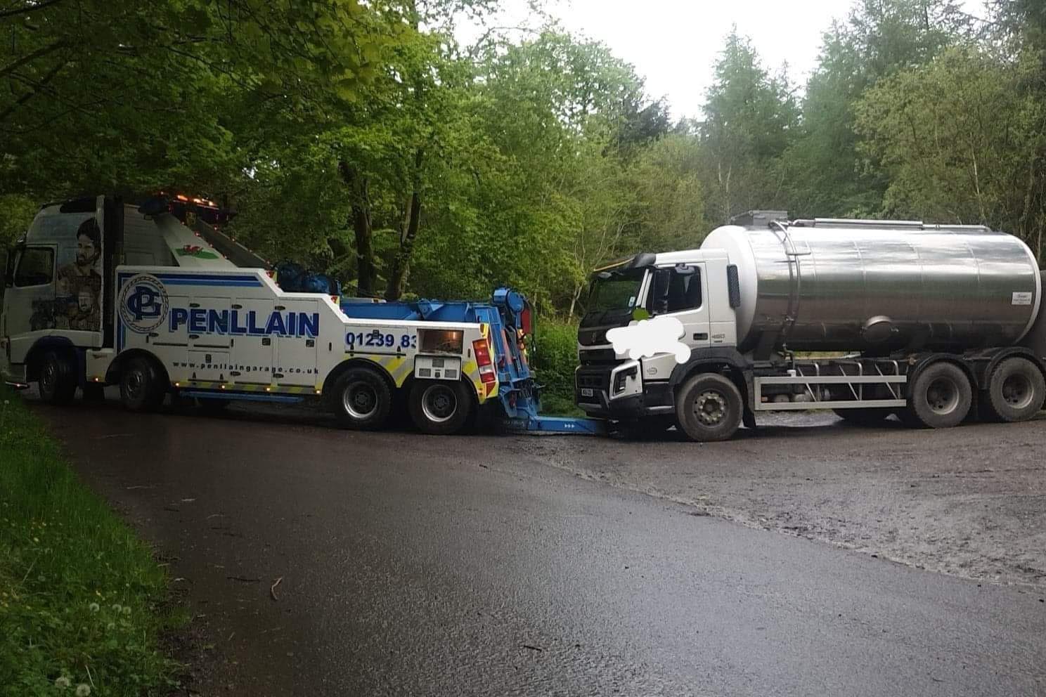 24-Hour Vehicle Recovery | HGV Recovery | Light Recovery | Mobile Fuel Draining | Vehicle Repair Shop | Penllain Garage | Vehicle Recovery in Pembrokeshire, Carmarthenshire & Ceredigion